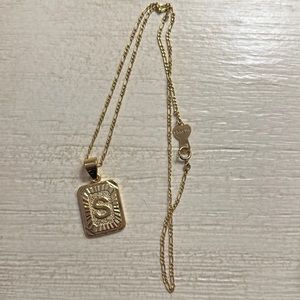 Bracha intial pendant "S"